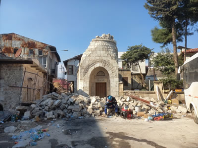 <p><strong>5.</strong> Antakya, Sarımiye Camisinin deprem sonrası  görünümü <br /> 	Fotoğraf: K. Güler</p>